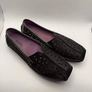 Taos Expose Black Leather Floral Embossed Cutouts Shoes Flats Size 6.5
